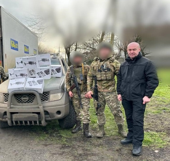 10 квадрокоптерів та вантажний автомобіль передав міський голова військовим на передовій