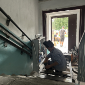 У Тернополі встановлюють спеціальний ліфт для військового з інвалідністю