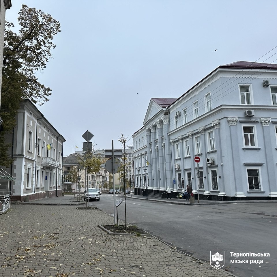 На вулиці Листопадовій у Тернополі тимчасово не можна буде паркувати автомобілі