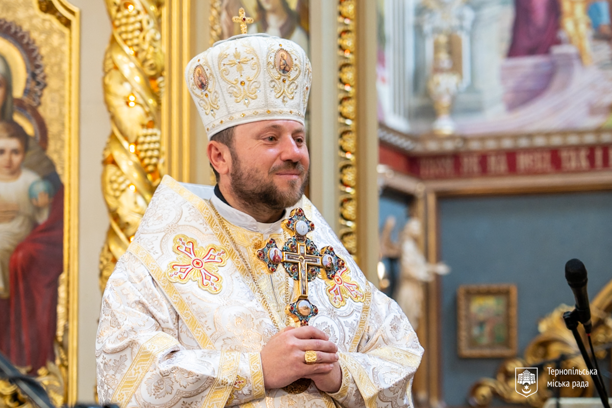 Сергій Надал вручив кардиналу Миколі Бичку відзнаку «Почесний громадянин міста Тернополя» під час Архиєрейської Божественної Літургії