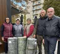 Тернополяни продовжують плести маскувальні сітки для військових