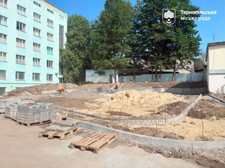 Біля дитячої поліклініки у Тернополі облаштовують інклюзивний майданчик в рамках проєкту «Громадський бюджет-2026»