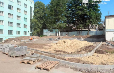 Біля дитячої поліклініки у Тернополі облаштовують інклюзивний майданчик в рамках проєкту «Громадський бюджет-2026»