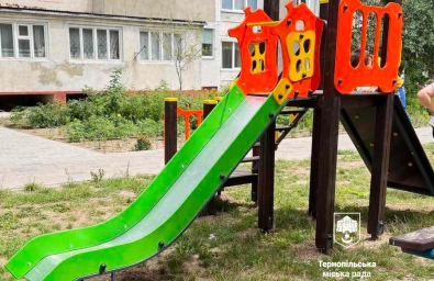 У Тернополі на вулиці Лесі Українки встановили новий дитячий майданчик