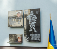 На фасаді багатоквартирного будинку відкрили меморіальну таблицю захиснику України Андрію Мозілю