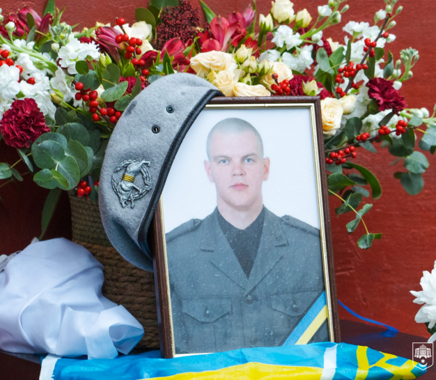У Тернополі відкрили меморіальну дошку на честь захисника Сергія Тришкалюка