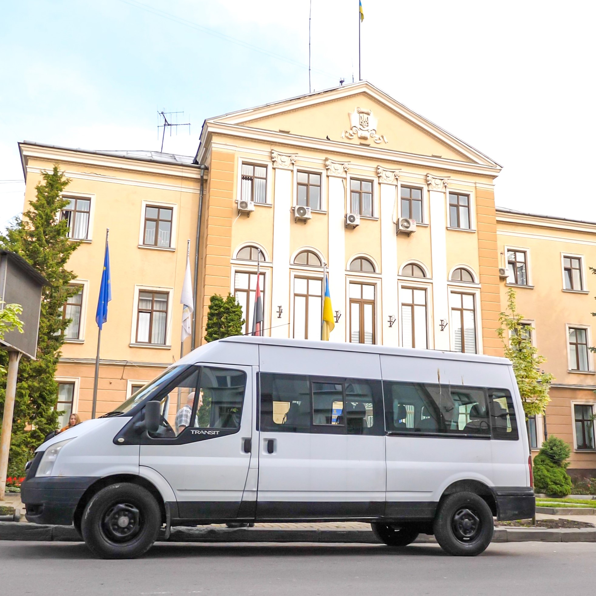 Міський голова Сергій Надал передав мікроавтобус для потреб військових