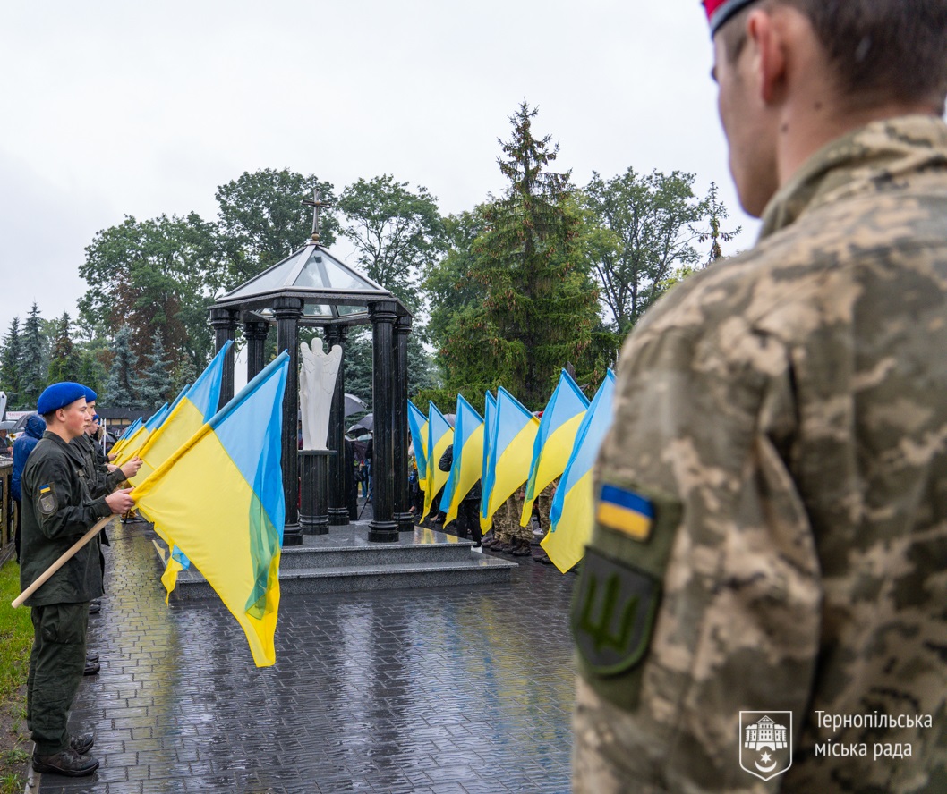У Тернополі на Алеї Героїв вшанували пам'ять полеглих захисників України