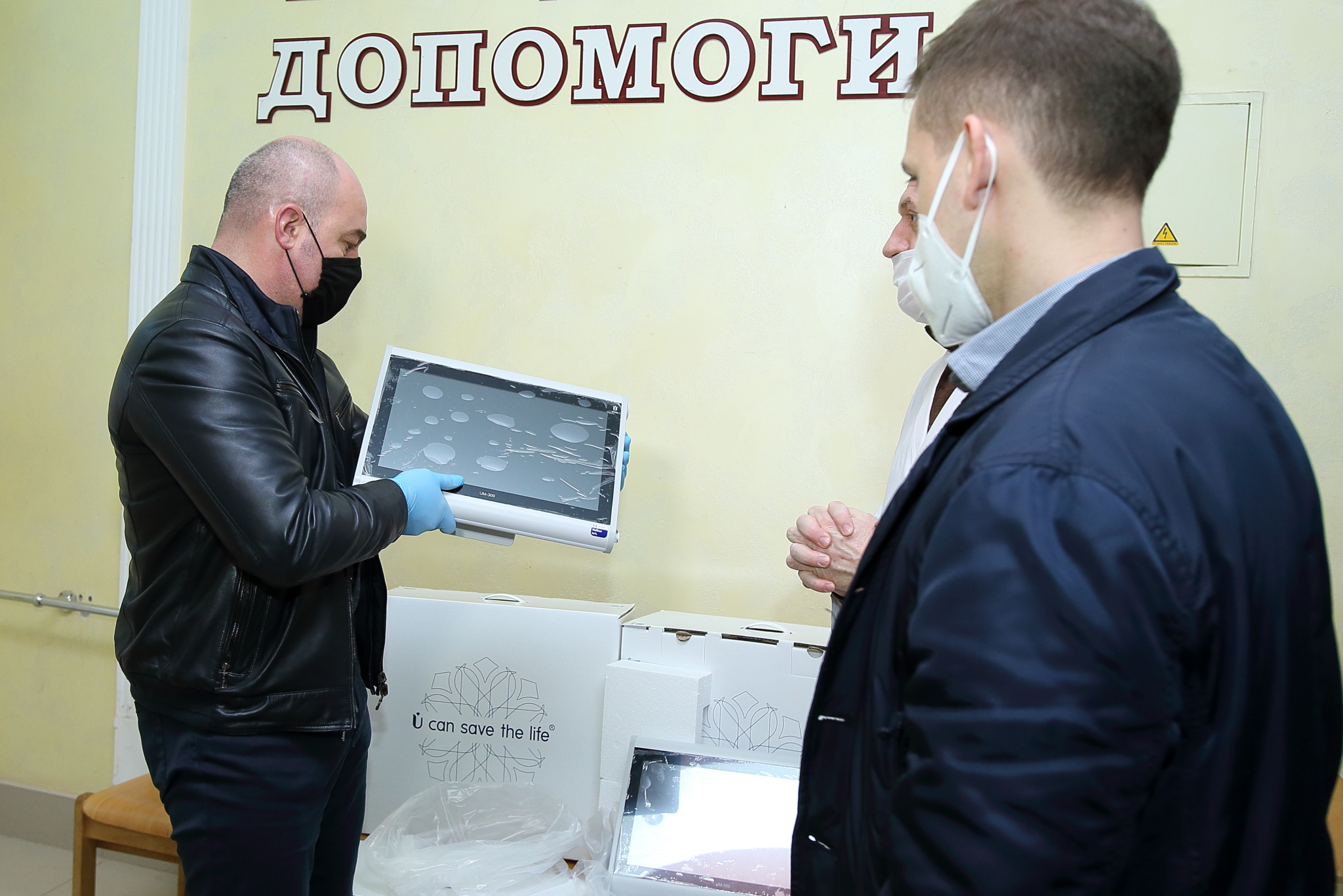 Лікарні Тернополя отримали від благодійника медичне обладнання – монітори пацієнта