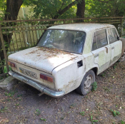 У Тернополі шукають власника покинутого автомобіля, що створює небезпеку біля житлового будинку