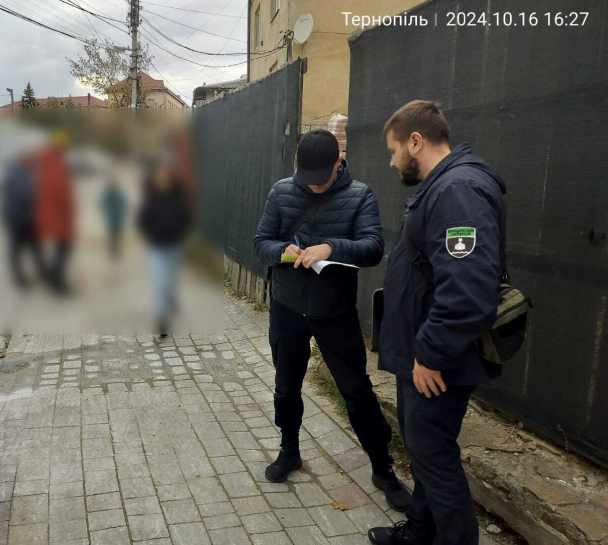 Муніципальна інспекція склала адмінпротокол за забруднення проїжджої частини у Тернополі