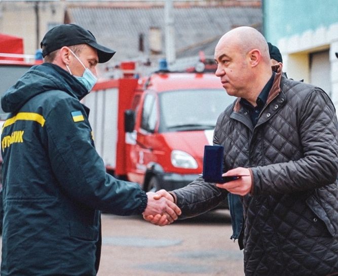 До Дня працівника пожежної охорони міський голова Сергій Надал привітав та нагородив тернопільських вогнеборців