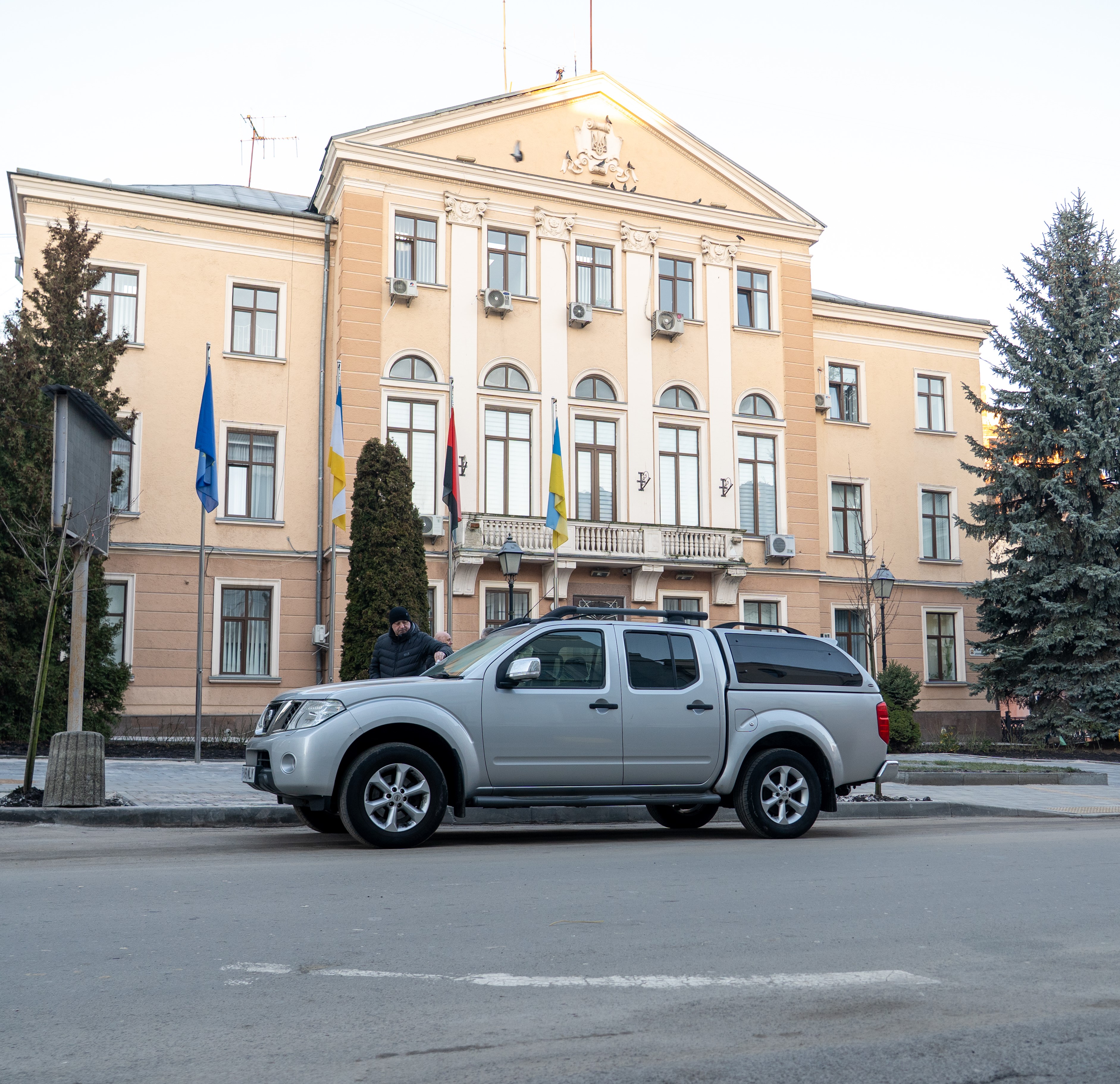 Сергій Надал передав позашляховик Nissan Navara для батальйону безпілотних систем