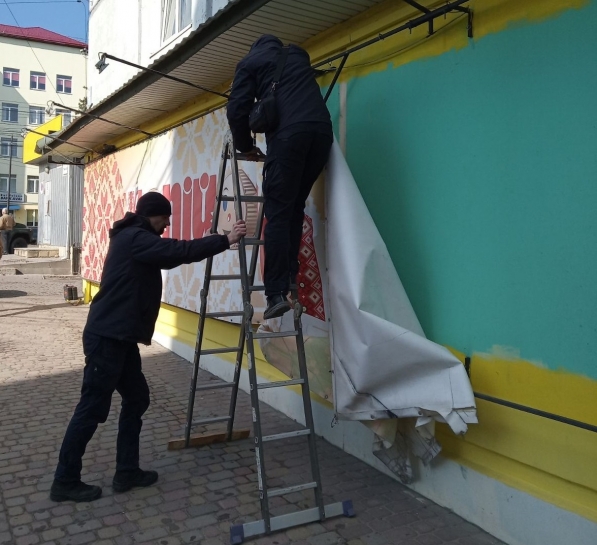 На трьох вулицях Тернополя з будівель демонтовано рекламні конструкції