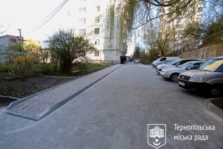 Завершився ремонт двору у Тернополі на вул. Білецькій