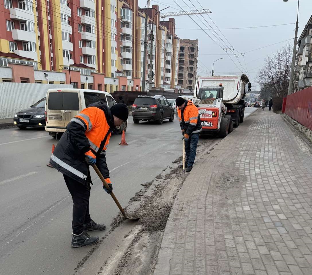 У Тернополі триває прибирання вуличного змету та ремонт «Горбатого мосту»