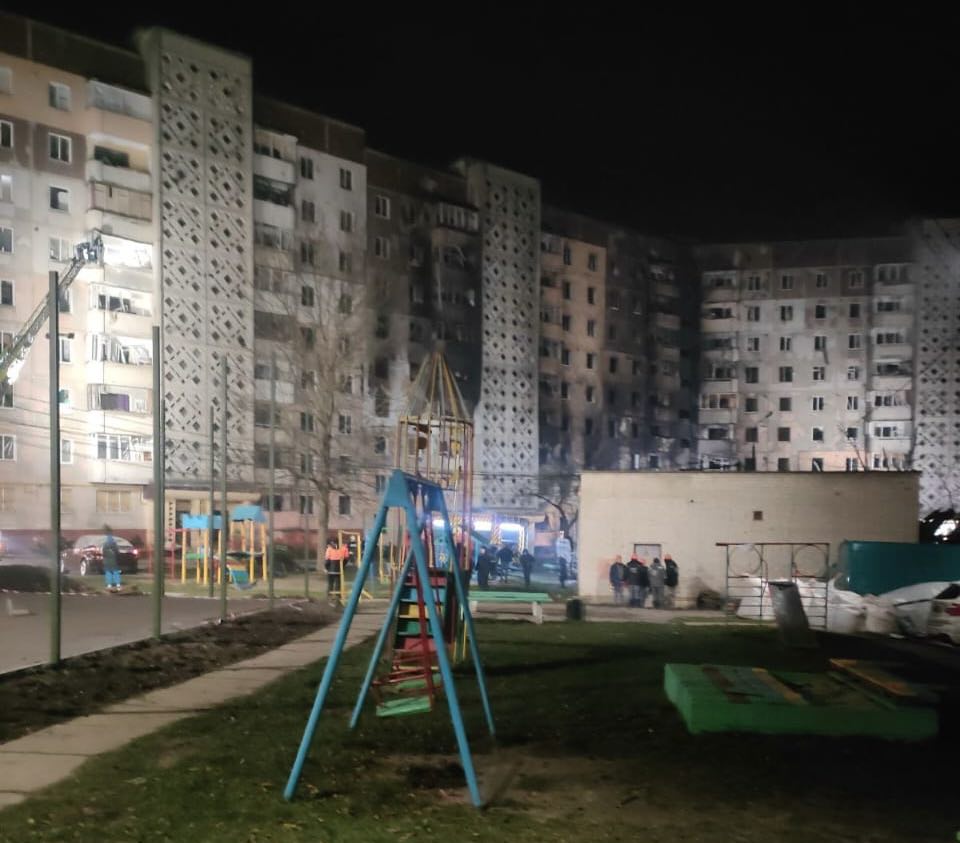 Біля постраждалих будинків на вул. Стуса та вул. 15 Квітня встановлено додаткове освітлення та посилено охорону