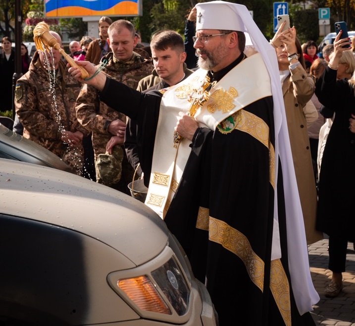 У Тернополі Блаженніший Святослав Шевчук освятив автомобілі, які відправлять для військовослужбовців ЗСУ на фронт