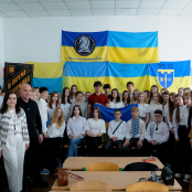 Сергій Надал передав учням тернопільської школи №4 прапори з підписами українських захисників