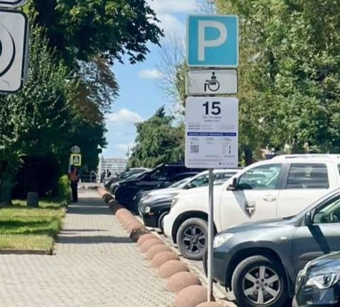 У центрі Тернополя встановлюють інформаційні знаки про нову систему оплати за паркування