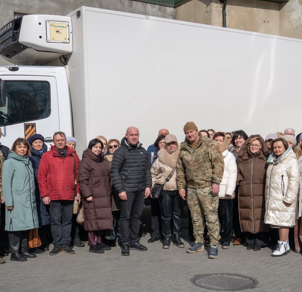 Тернопільські освітяни передали для потреб захисників рефрижератор