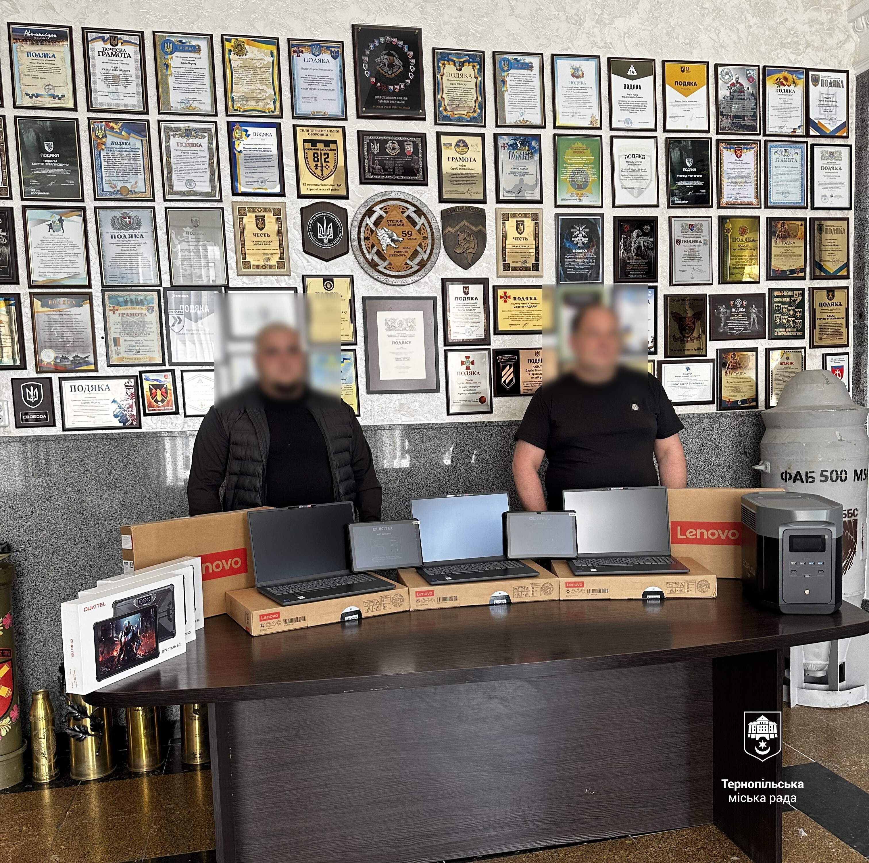 З Тернополя бійцям 434-го окремого батальйону безпілотних систем передали ноутбуки, планшети та зарядну станцію