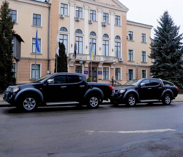 Міський голова Сергій Надал передав ще три позашляховики для захисників