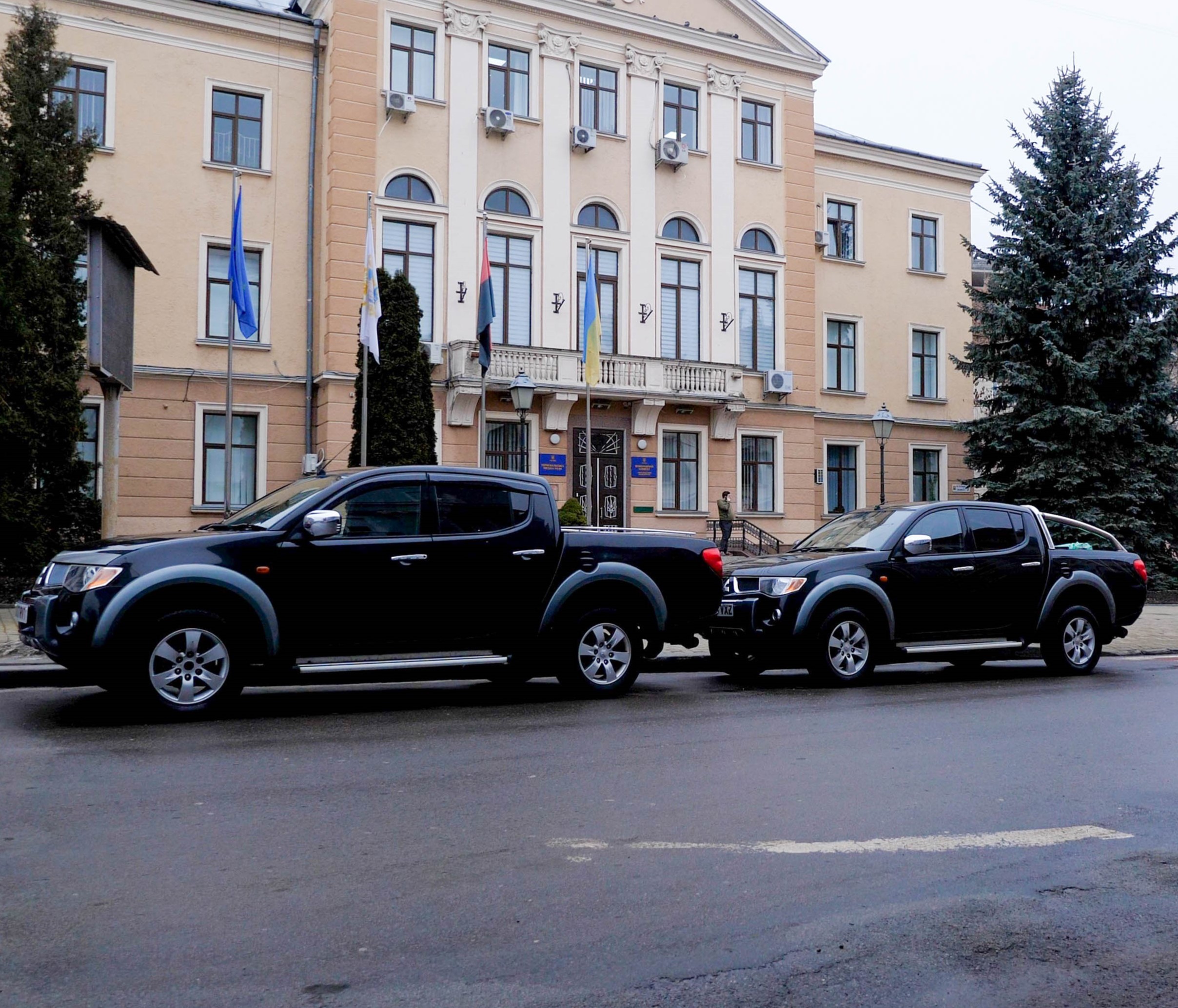Міський голова Сергій Надал передав ще три позашляховики для захисників