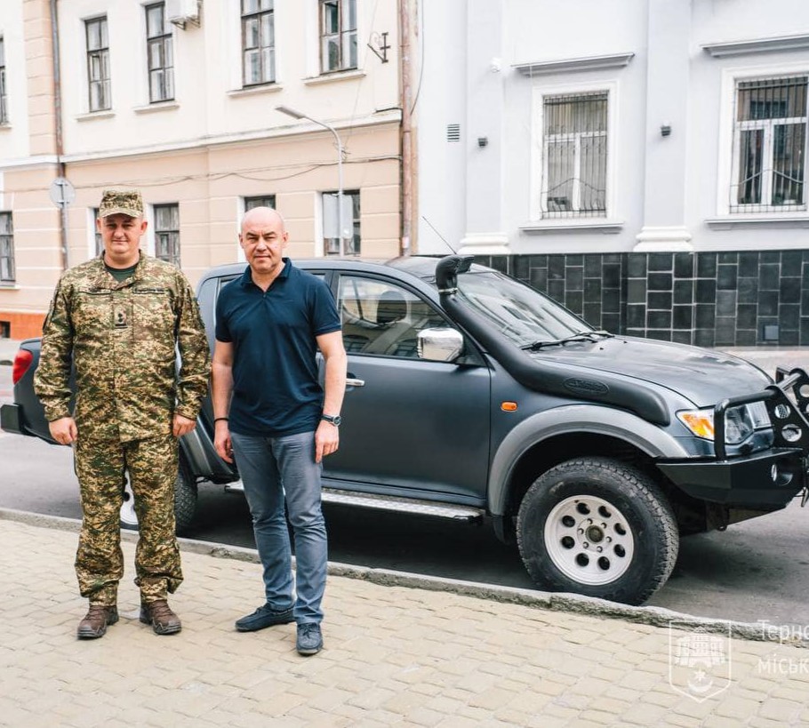 Міський голова Сергій Надал передав ще один позашляховик для захисників