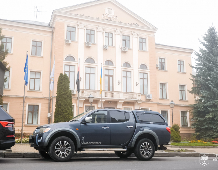 Міський голова Сергій Надал передав ще один позашляховик для захисників