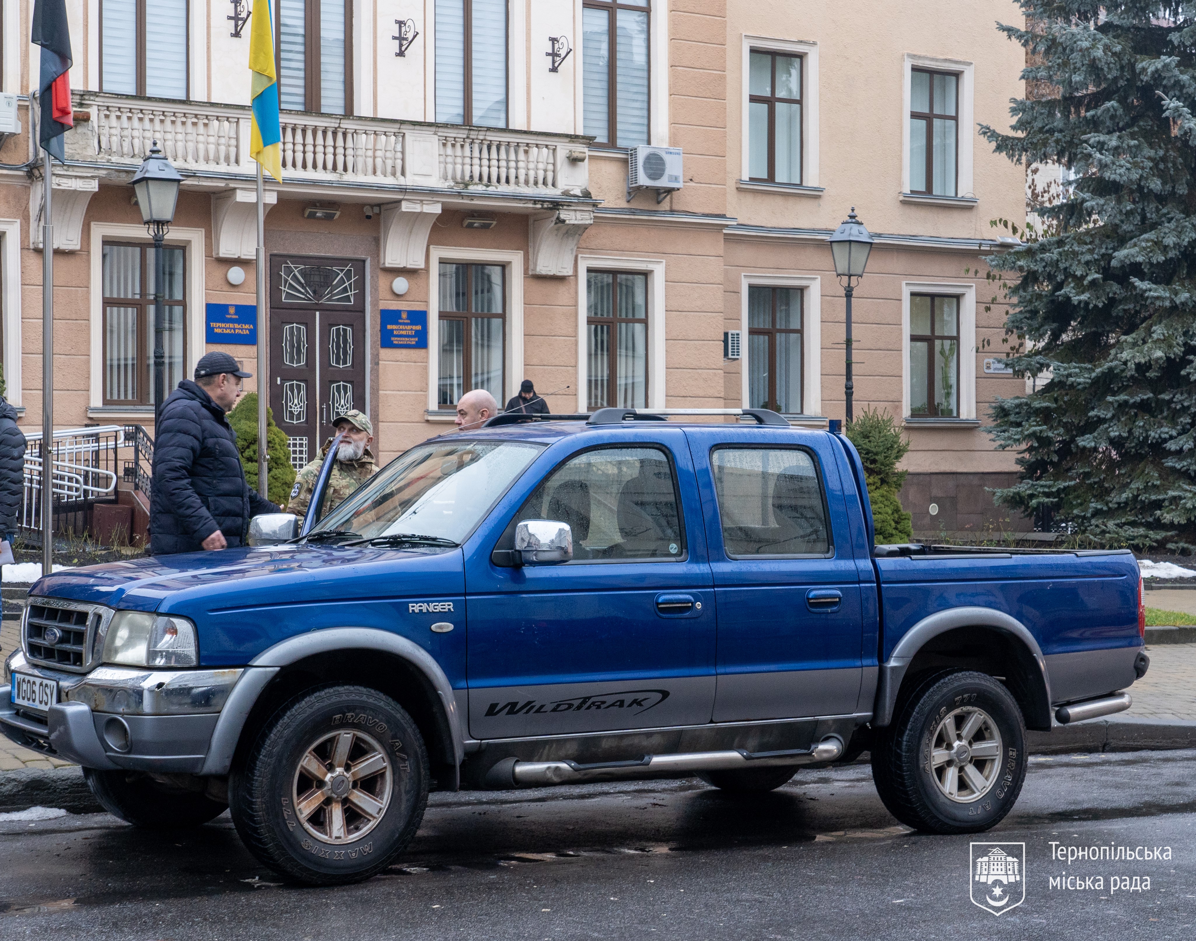 Міський голова Сергій Надал передав ще один позашляховик для захисників