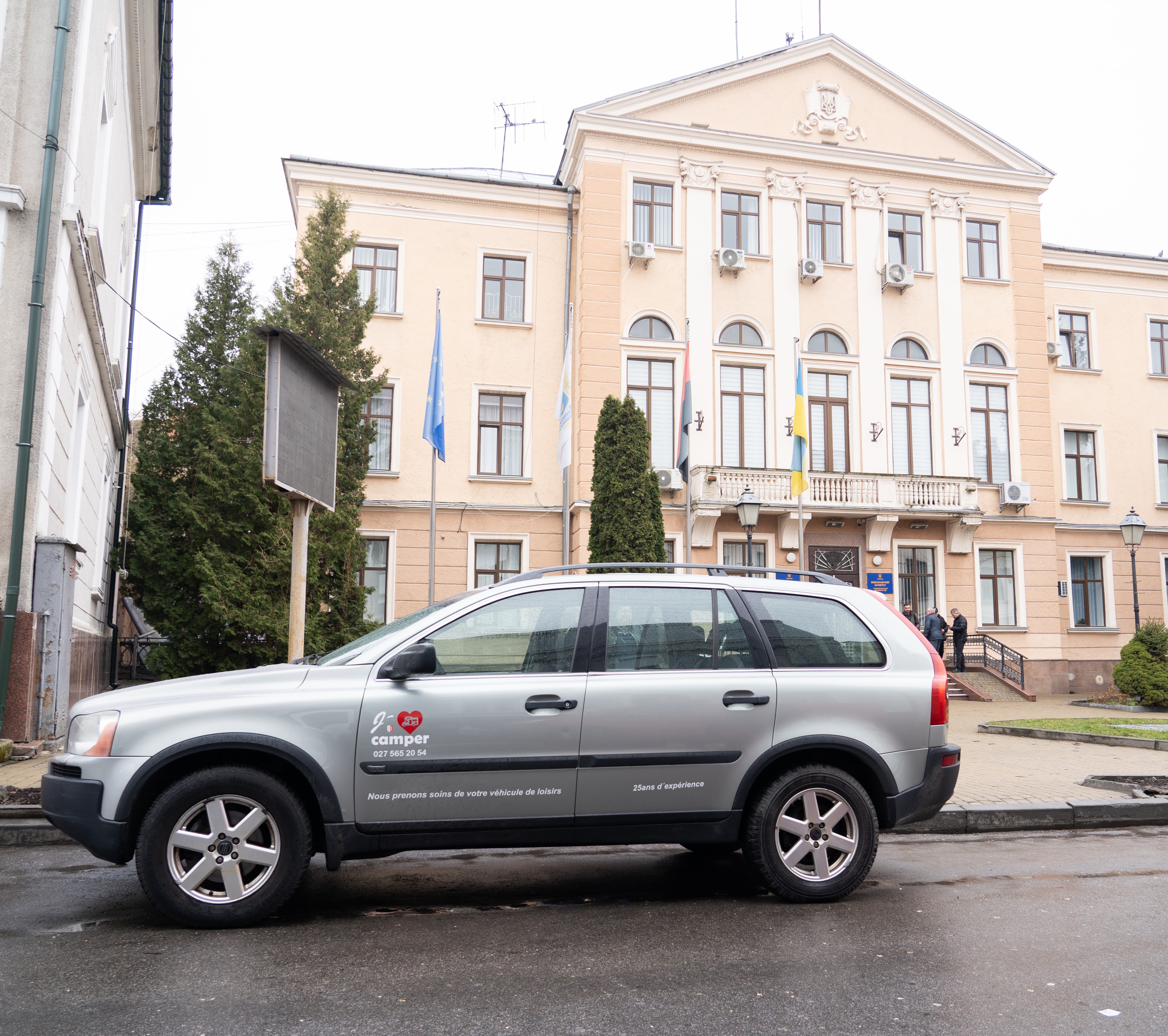 Тернопільська міська рада передала позашляховик для бійців батальйону сил безпілотних систем «Рейд»