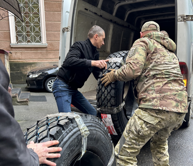 Тернопільська міська рада передала для потреб захисників ще 20 автошин