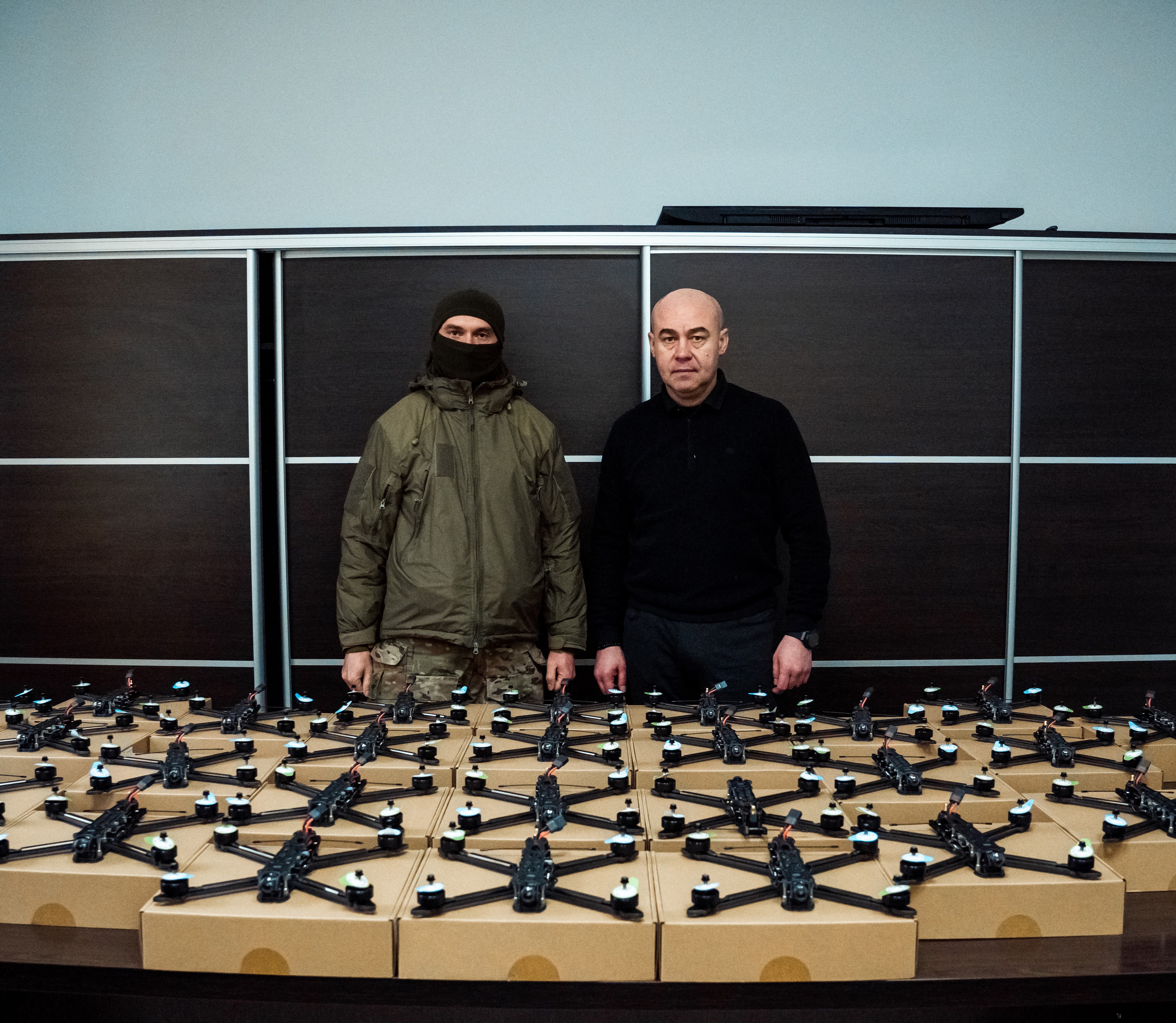 Міський голова Сергій Надал передав захисникам ще 30 FPV-дронів