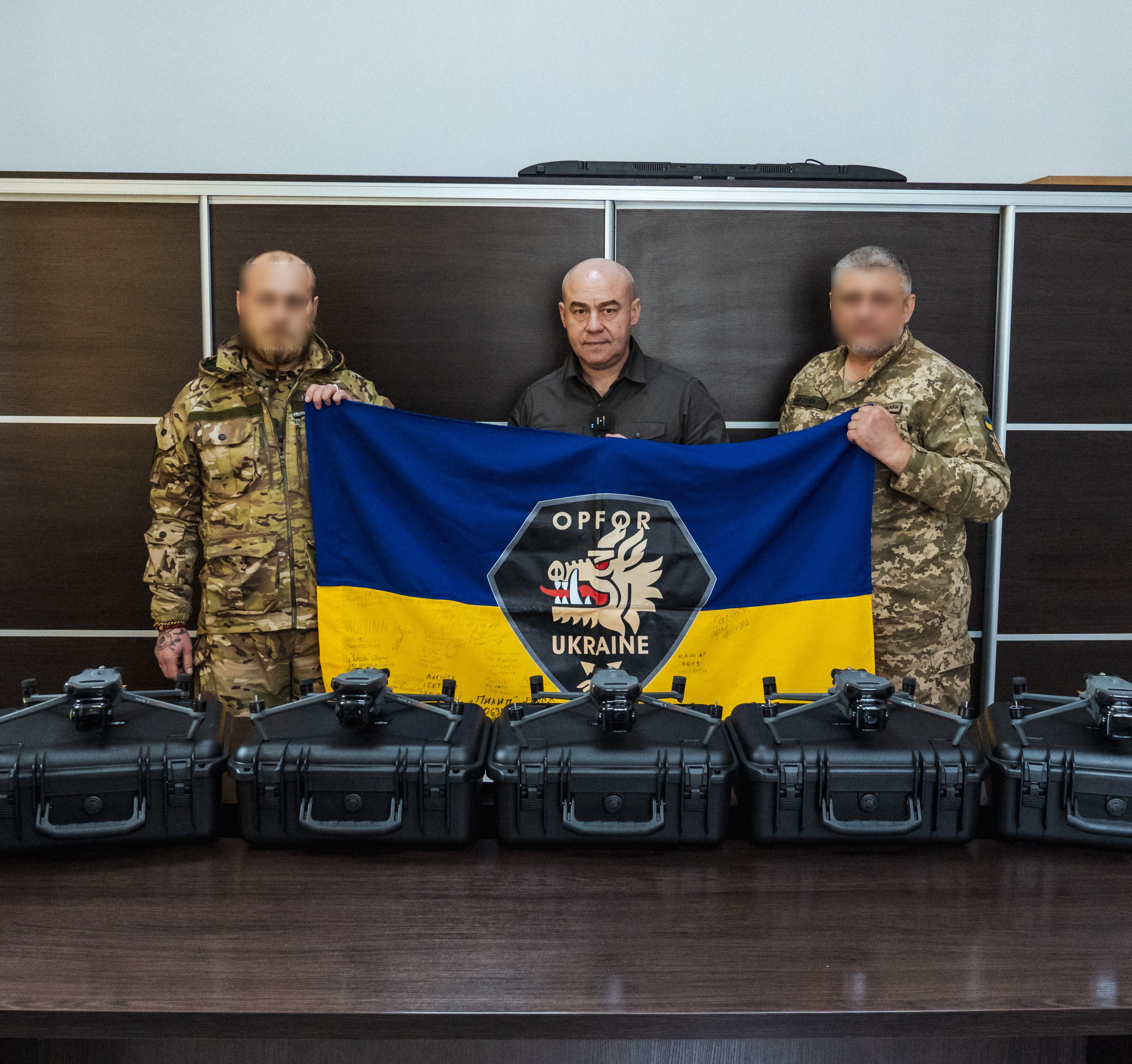 Міський голова Сергій Надал передав для захисників на фронт ще сім одиниць розвідувальної техніки