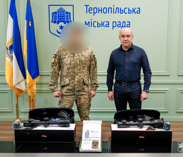 Міський голова Сергій Надал передав метеостанцію та тепловізійні приціли захисникам