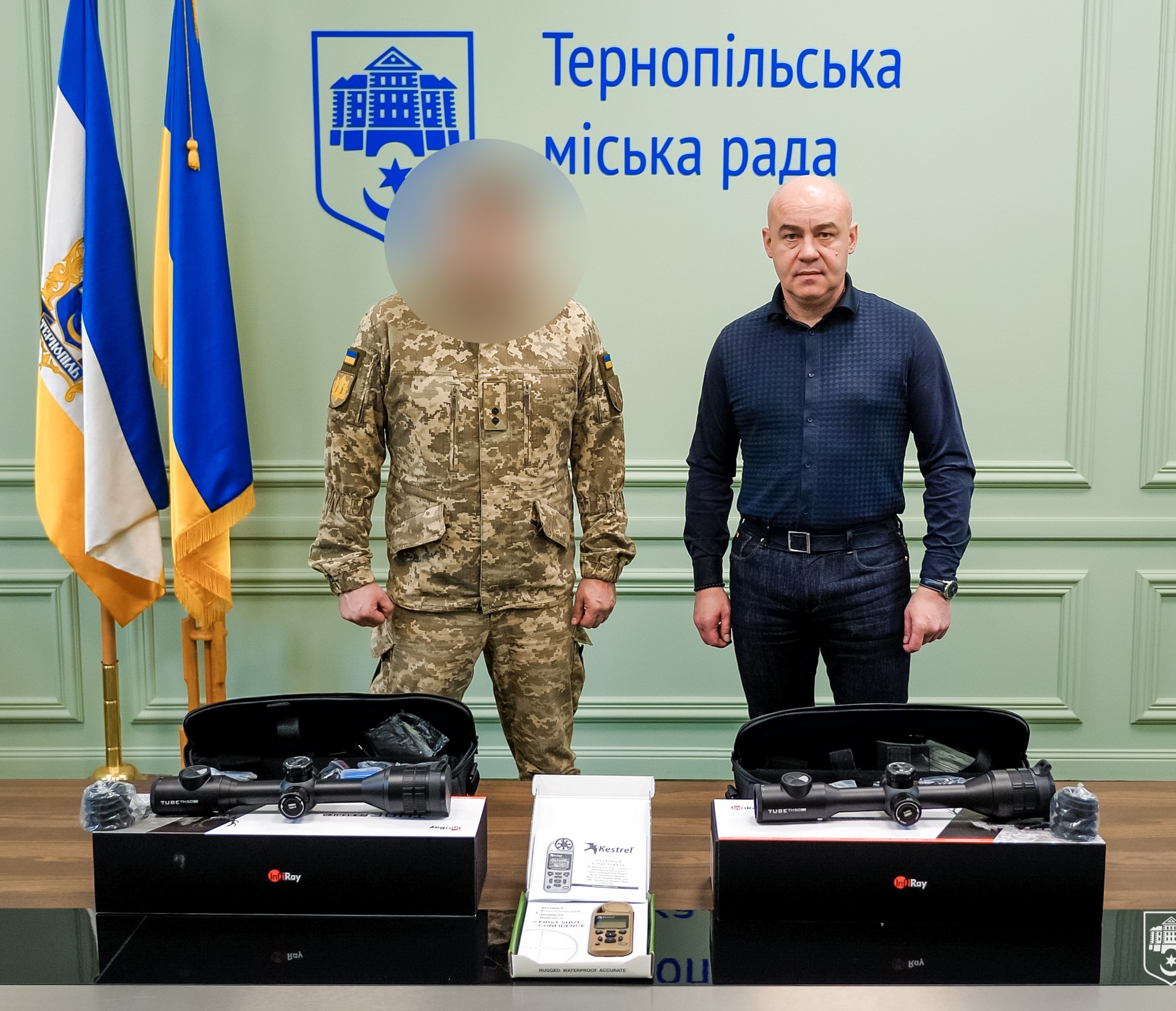 Міський голова Сергій Надал передав метеостанцію та тепловізійні приціли захисникам