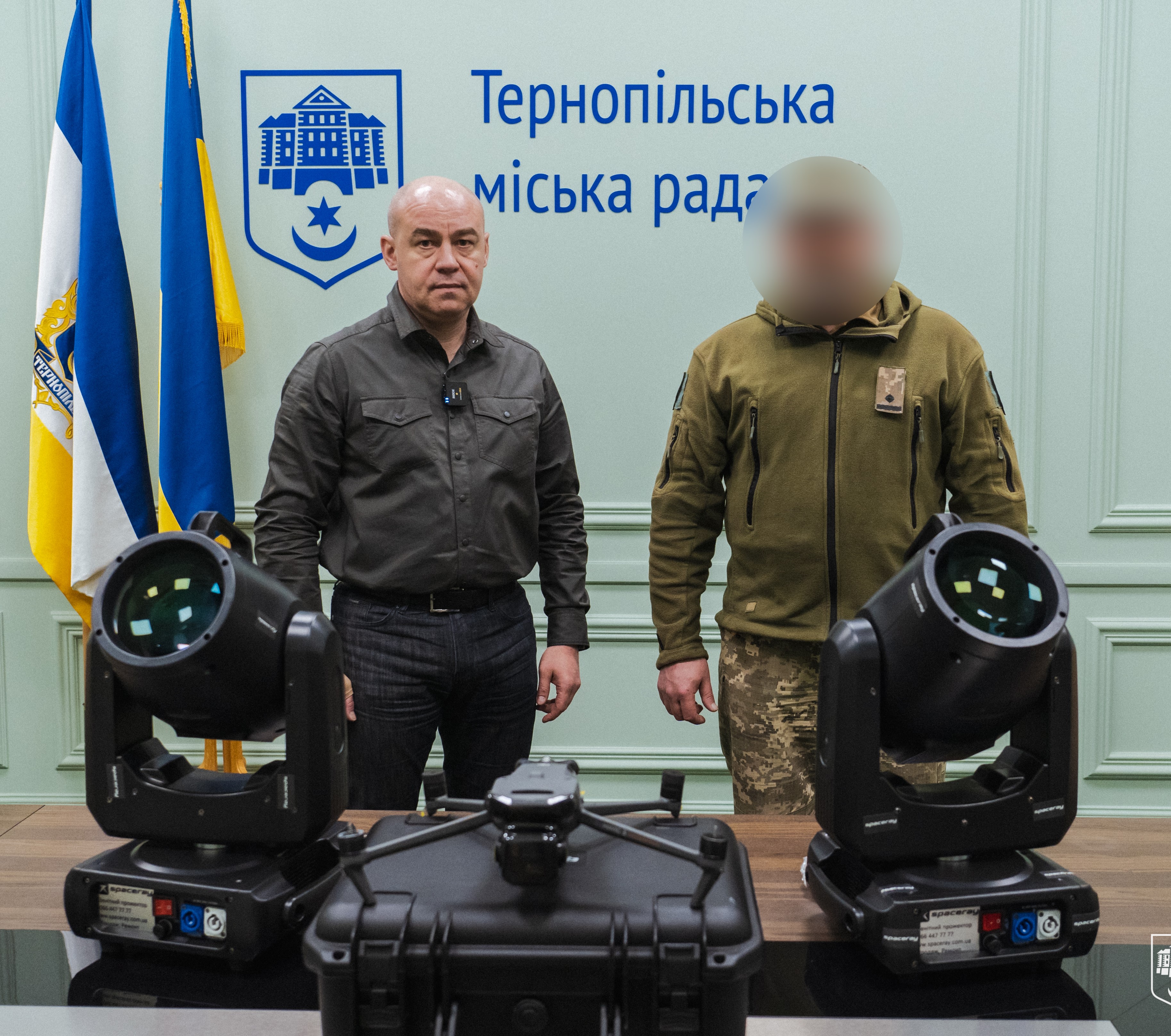 Два зенітно-пошукових прожектори та квадрокоптер передали для військових Тернополя