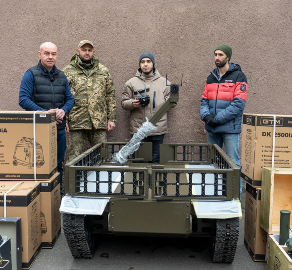 Тернопіль передав бійцям 35-го стрілецького батальйону наземний дрон «Мураха», РЕБи та генератори