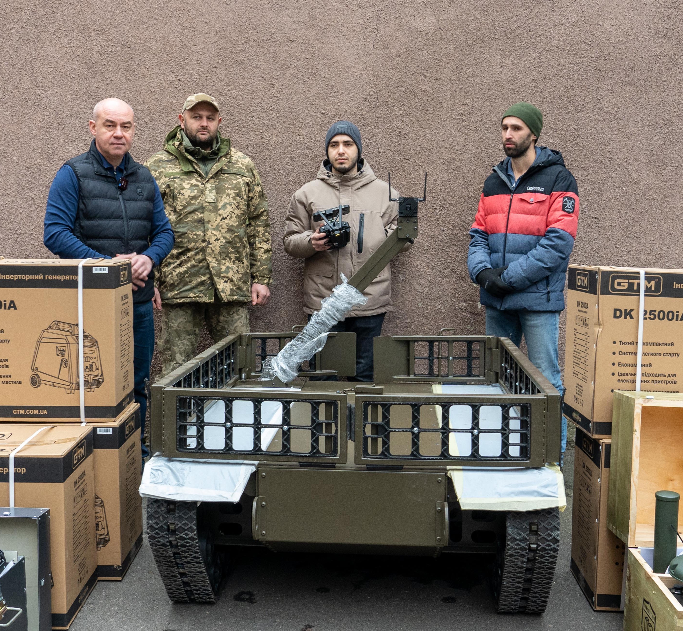 Тернопіль передав бійцям 35-го стрілецького батальйону наземний дрон «Мураха», РЕБи та генератори