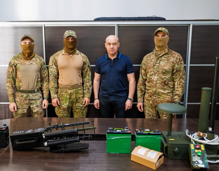 Міський голова Сергій Надал передав для захисників на фронт РЕБ та антидронову рушницю
