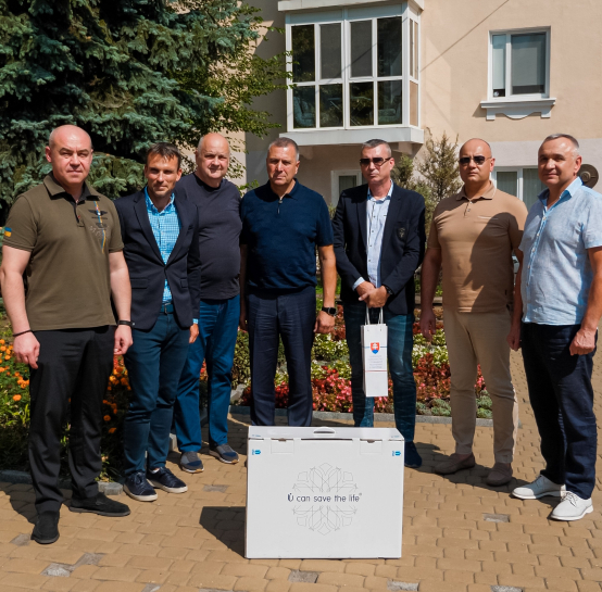 Тернопіль отримав апарат ШВЛ для новонароджених від делегації зі Словацької Республіки
