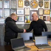 Міський голова Тернополя Сергій Надал передав військовим сучасну комп’ютерну техніку