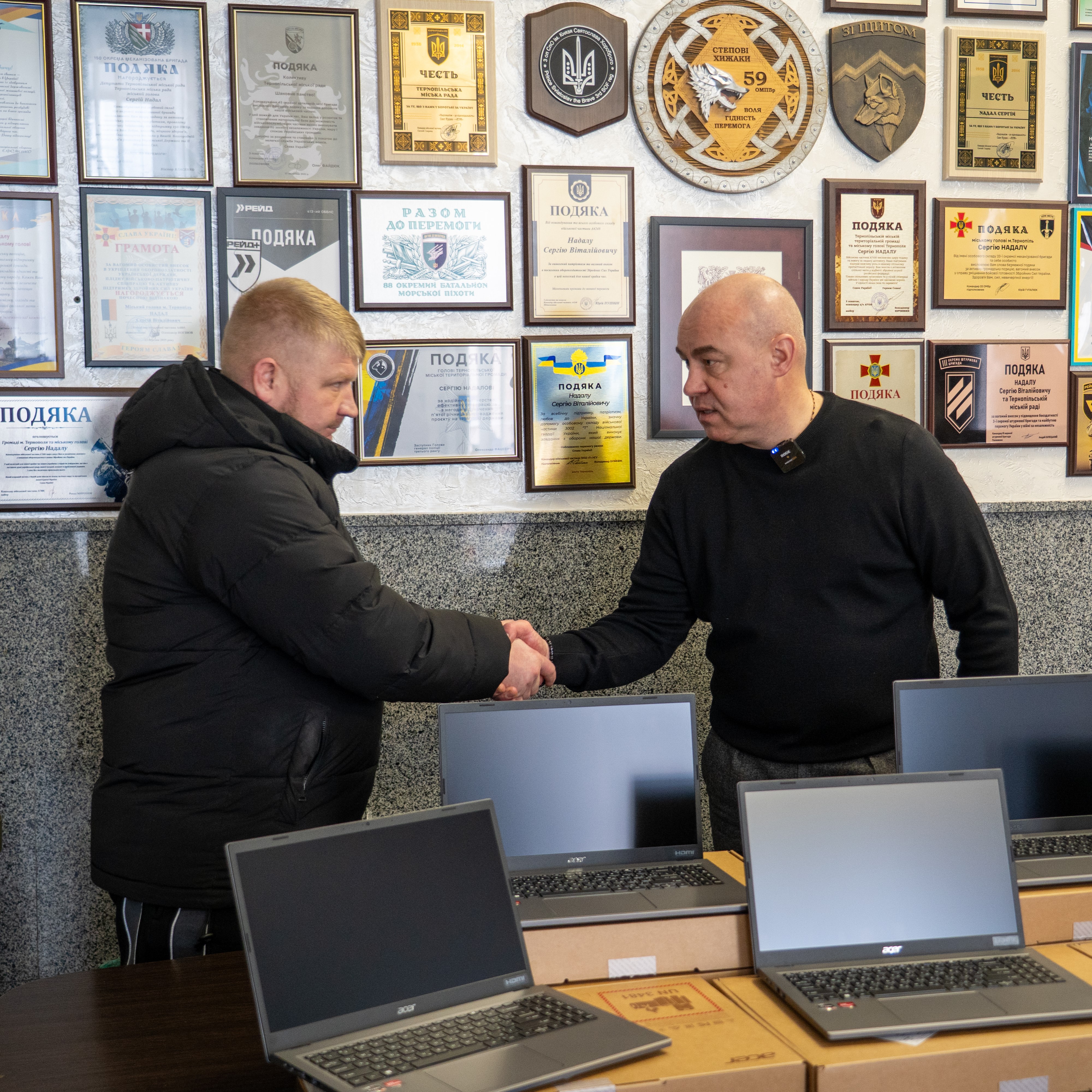 Міський голова Тернополя Сергій Надал передав військовим сучасну комп’ютерну техніку
