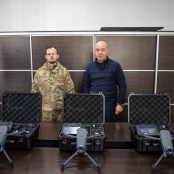 Міський голова Тернополя передав для потреб захисників три квадрокоптери DJI Mavic 3E