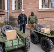 Сергій Надал передав військовим три безпілотних наземних роботизованих комплекси «Тарган 200»