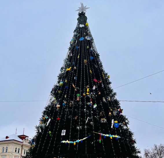 У Тернополі на Театральному майдані засвітили вогні новорічної ялинки та освятили різдвяну шопку