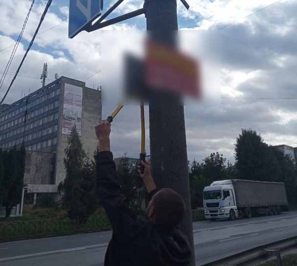 У Тернополі демонтували ще 10 рекламних конструкцій на вул. 15 Квітня
