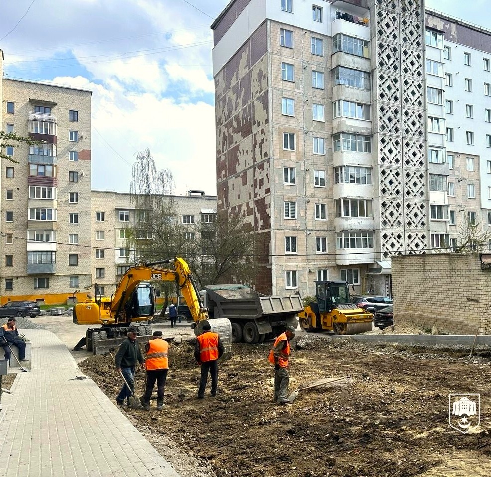 У Тернополі впорядковують двори та ремонтують дороги і тротуари