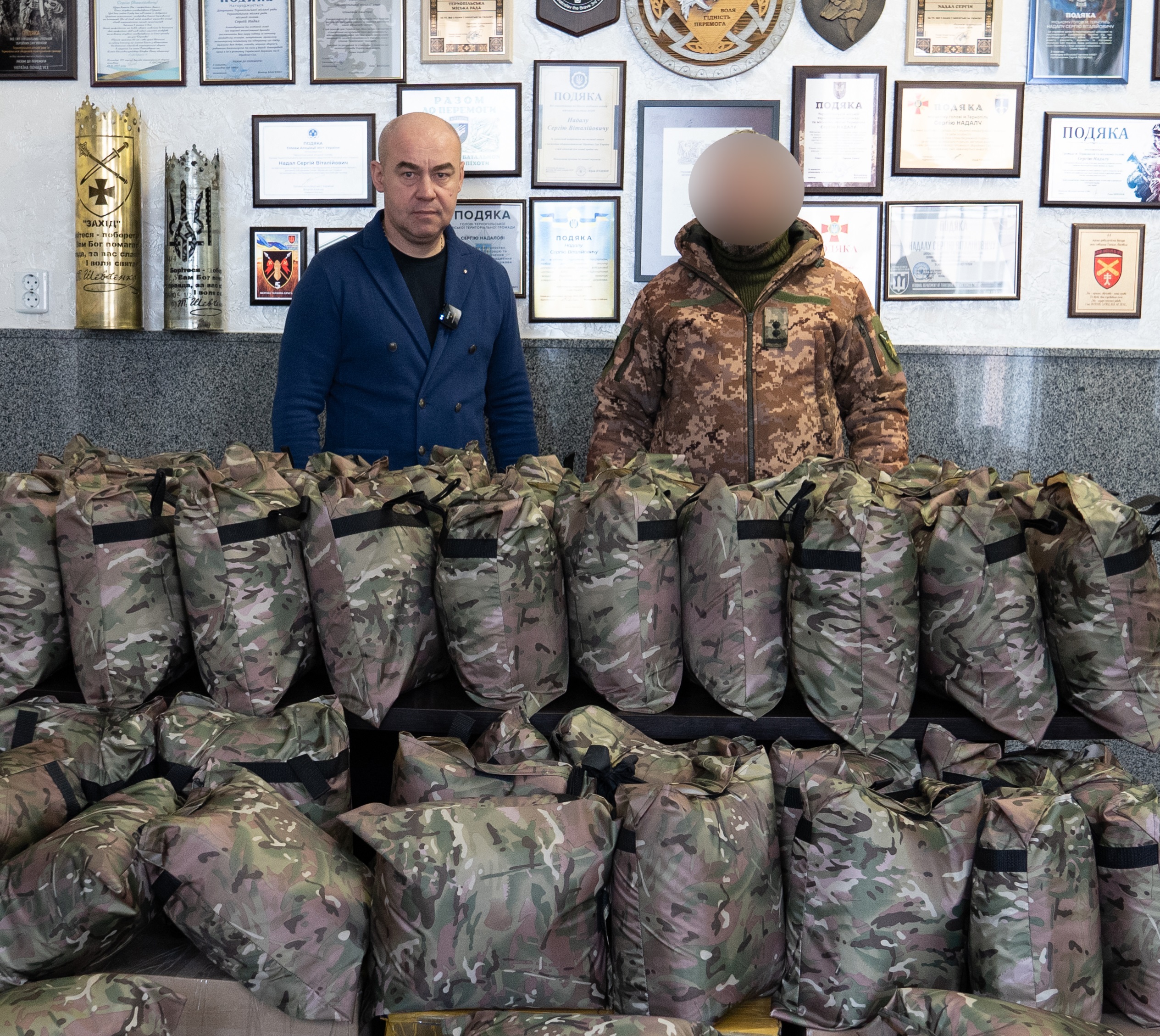 Тернопільська міська рада передала 70 антитепловізорних плащів для захисників танкової бригади